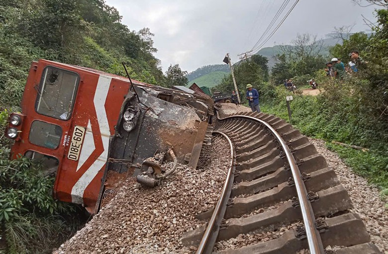 Đoàn tàu chở hàng bị trật đường ray sau cú va chạm với xe tải băng qua đường. Đoàn tàu chở hàng bị trật đường ray sau cú va chạm với xe tải băng qua đường.