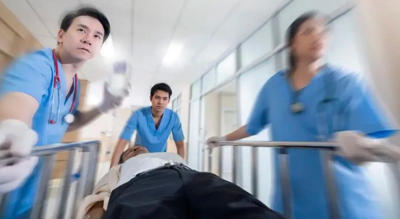 Hi hữu, cụ &ocirc;ng vỡ dạ d&agrave;y do sơ cứu h&oacute;c dị vật sai c&aacute;ch- Ảnh 1.