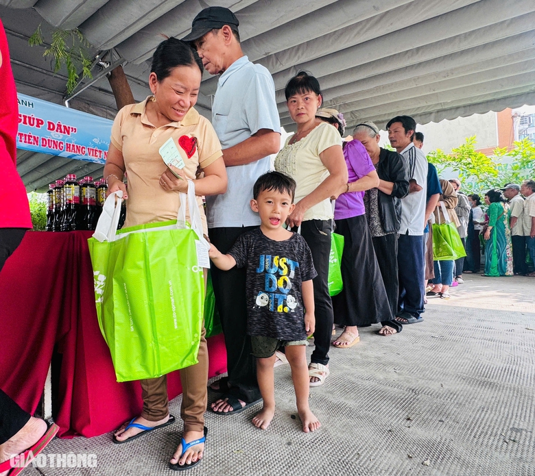 TP.HCM: Người d&acirc;n phấn khởi trải nghiệm dịch vụ 0 đồng tại ng&agrave;y hội nghĩa t&igrave;nh- Ảnh 10.