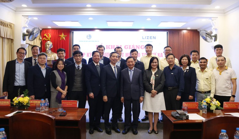 Lãnh đạo hai đơn vị và dại diện các học viên chụp ảnh lưu niệm. Lãnh đạo hai đơn vị và dại diện các học viên chụp ảnh lưu niệm.