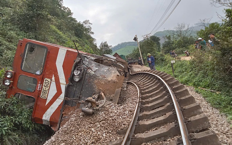 T&agrave;u h&agrave;ng t&ocirc;ng tr&uacute;ng xe tải băng qua đường ngang, đường sắt Bắc - Nam t&ecirc; liệt 