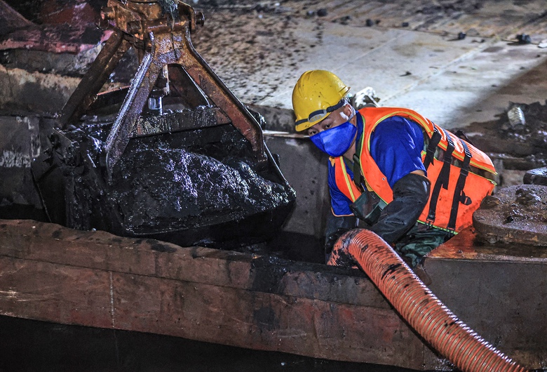 Dầm bùn, xuyên đêm hồi sinh sông Tô Lịch- Ảnh 2. Dầm bùn, xuyên đêm hồi sinh sông Tô Lịch- Ảnh 2.