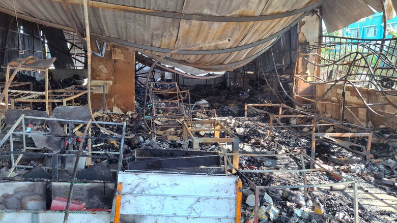 Cháy lớn trong đêm, thiêu rụi 3 căn nhà ở Cà Mau- Ảnh 2. Cháy lớn trong đêm, thiêu rụi 3 căn nhà ở Cà Mau- Ảnh 2.