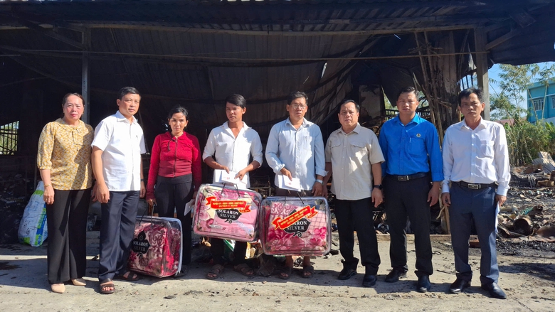 Cháy lớn trong đêm, thiêu rụi 3 căn nhà ở Cà Mau- Ảnh 1. Cháy lớn trong đêm, thiêu rụi 3 căn nhà ở Cà Mau- Ảnh 1.