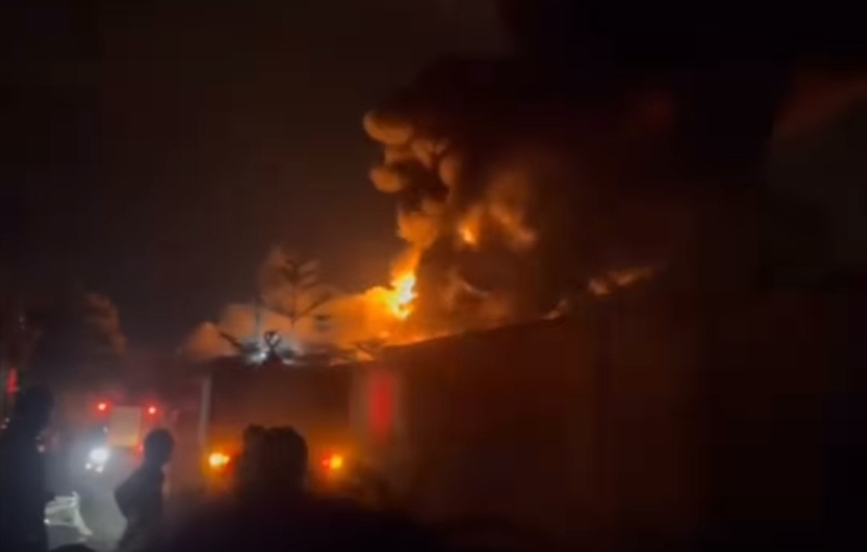 Đồng Nai: Cháy dữ dội kèm nhiều tiếng nổ lớn ở xưởng sơn gần khu dân cư - Ảnh 1. Đồng Nai: Cháy dữ dội kèm nhiều tiếng nổ lớn ở xưởng sơn gần khu dân cư - Ảnh 1.