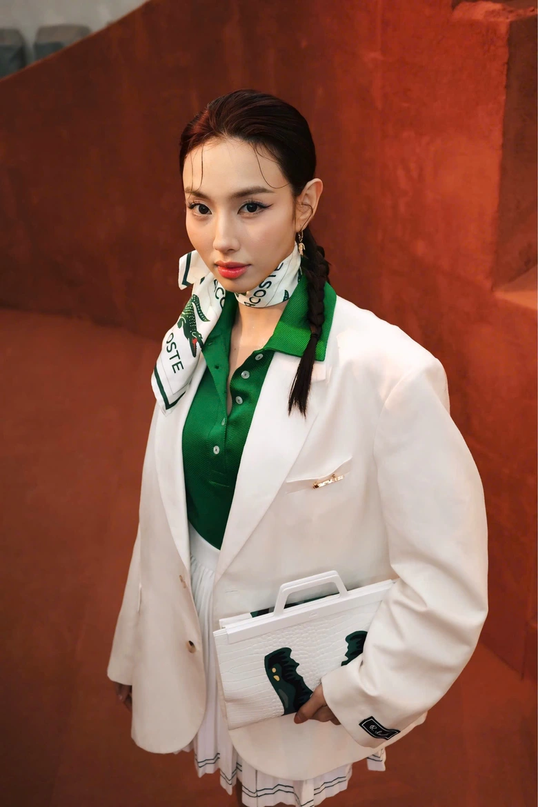 Hoa hậu Th&ugrave;y Ti&ecirc;n hội ngộ d&agrave;n sao quốc tế tại Paris sau l&ugrave;m x&ugrave;m quảng c&aacute;o kẹo KERA- Ảnh 9.