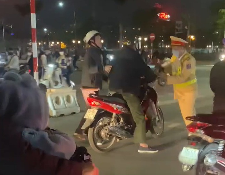 Hải Ph&ograve;ng: Khởi tố vụ &aacute;n hai người trốn đo nồng độ cồn, tấn c&ocirc;ng CSGT- Ảnh 1.