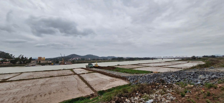 Cận cảnh cầu đường sắt đi chung đường bộ sắp được thay thế tại Bắc Giang- Ảnh 10. Cận cảnh cầu đường sắt đi chung đường bộ sắp được thay thế tại Bắc Giang- Ảnh 10.