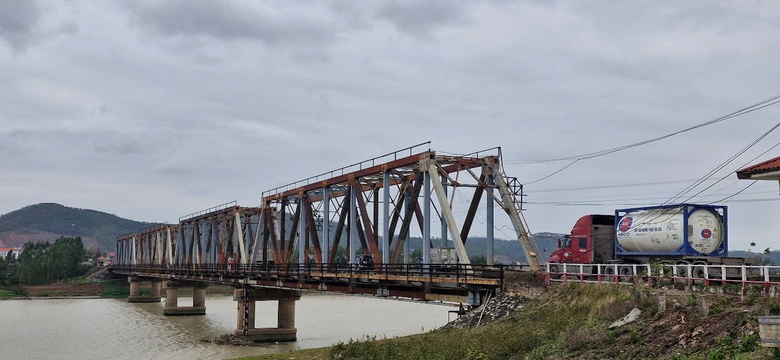 Cận cảnh cầu đường sắt đi chung đường bộ sắp được thay thế tại Bắc Giang- Ảnh 13. Cận cảnh cầu đường sắt đi chung đường bộ sắp được thay thế tại Bắc Giang- Ảnh 13.