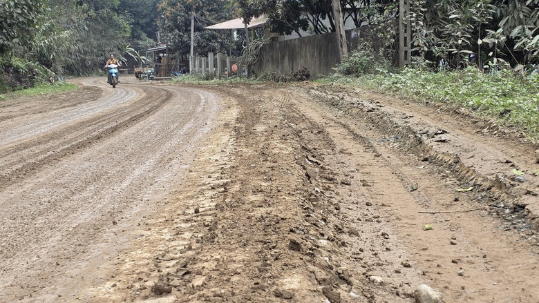 CSGT Y&ecirc;n B&aacute;i ngăn xe trọng tải lớn g&acirc;y mất ATGT đường li&ecirc;n x&atilde;- Ảnh 3.