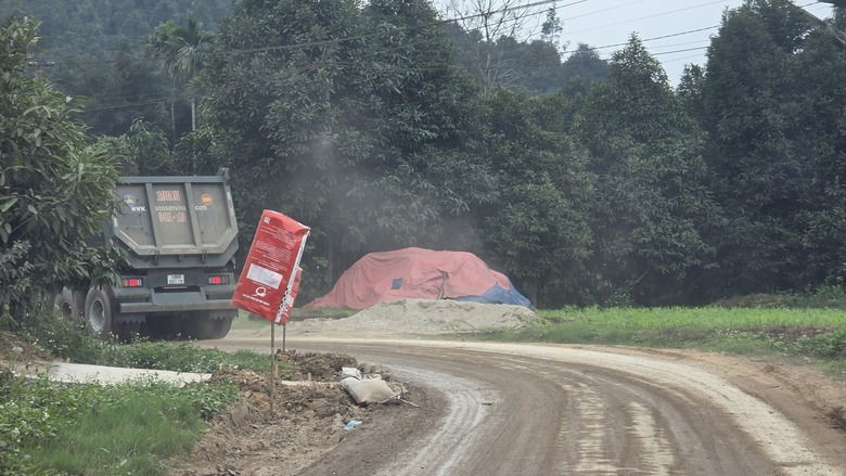 CSGT Y&ecirc;n B&aacute;i ngăn xe trọng tải lớn g&acirc;y mất ATGT đường li&ecirc;n x&atilde;- Ảnh 2.