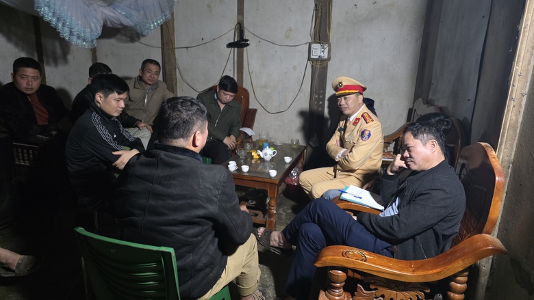 CSGT Y&ecirc;n B&aacute;i ngăn xe trọng tải lớn g&acirc;y mất ATGT đường li&ecirc;n x&atilde;- Ảnh 7.