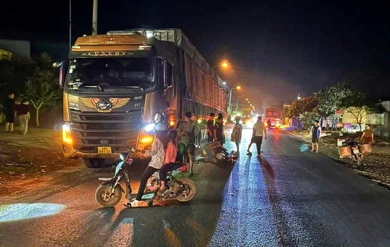 Hiện trường vụ tai nạn khiến hai người bị thương nặng - Ảnh: B&aacute;o Sơn La.