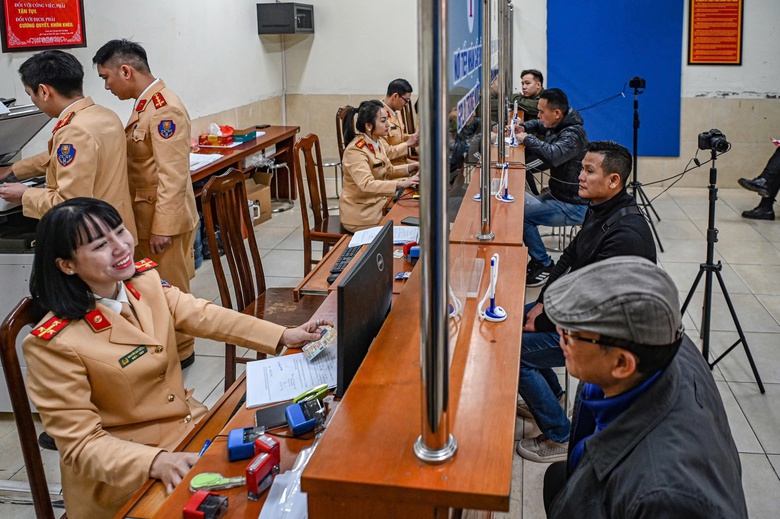 H&agrave; Nội lập th&ecirc;m điểm hướng dẫn cấp đổi bằng l&aacute;i, hộ chiếu trực tuyến- Ảnh 1.