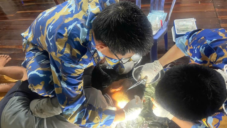Cấp cứu một ngư dân bị móc cần cẩu rơi trúng đầu trên vùng biển Cà Mau- Ảnh 1. Cấp cứu một ngư dân bị móc cần cẩu rơi trúng đầu trên vùng biển Cà Mau- Ảnh 1.