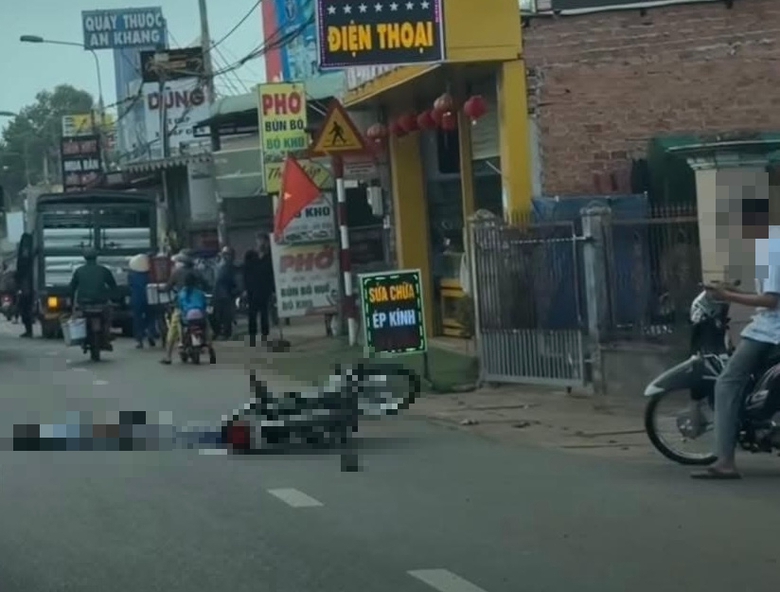 Người đàn ông đi xe máy ngã xuống đường bị xe tải cán tử vong- Ảnh 1. Người đàn ông đi xe máy ngã xuống đường bị xe tải cán tử vong- Ảnh 1.