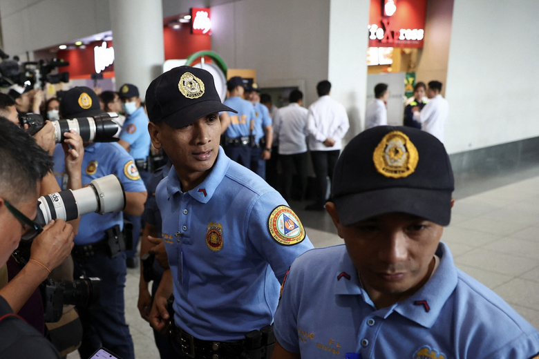 Cựu Tổng thống Philippines Rodrigo Duterte bị bắt ngay tại sân bay- Ảnh 1. Cựu Tổng thống Philippines Rodrigo Duterte bị bắt ngay tại sân bay- Ảnh 1.