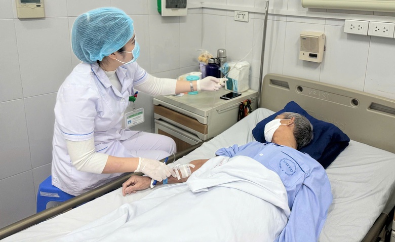 Trẻ su&yacute;t thủng thực quản, gi&agrave; &aacute;p xe gan nguy kịch v&igrave; h&oacute;c dị vật- Ảnh 2.