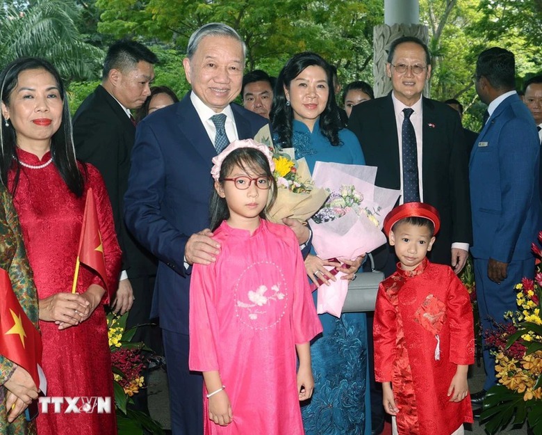 Tổng B&iacute; thư T&ocirc; L&acirc;m v&agrave; phu nh&acirc;n bắt đầu thăm ch&iacute;nh thức Singapore- Ảnh 1.