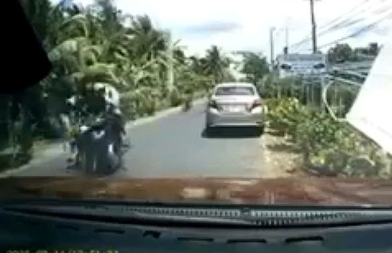 Khoảnh khắc &ocirc;ng V.M.T bị xe m&aacute;y đầu ti&ecirc;n va chạm (Ảnh cắt từ clip).