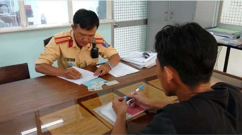 Tiền Giang: Xử phạt t&agrave;i xế vi phạm giao th&ocirc;ng qua h&igrave;nh ảnh người d&acirc;n cung cấp- Ảnh 1.