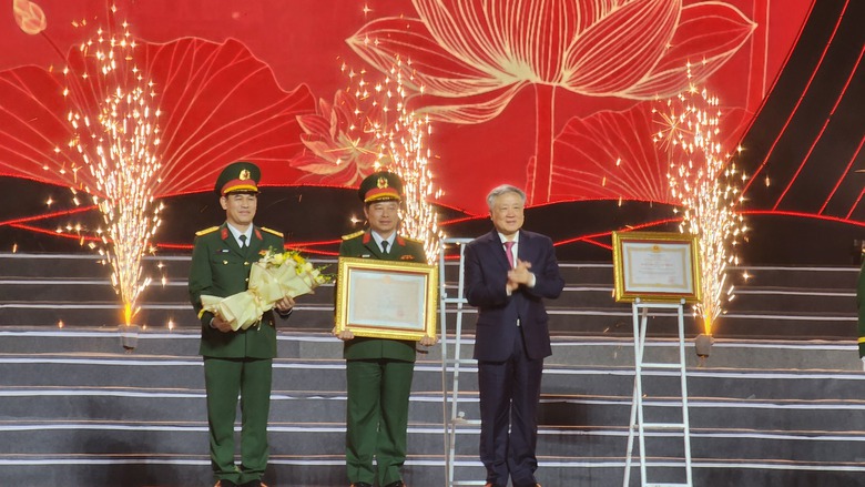 Quảng Ng&atilde;i đ&oacute;n nhận Hu&acirc;n chương Lao động hạng Nhất- Ảnh 10.