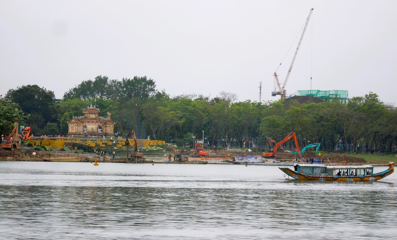 Gấp rút thi công sân khấu nổi trên sông phục vụ khai mạc Năm Du lịch quốc gia 2025- Ảnh 14. Gấp rút thi công sân khấu nổi trên sông phục vụ khai mạc Năm Du lịch quốc gia 2025- Ảnh 14.