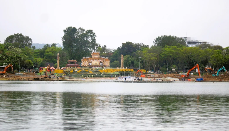 Gấp rút thi công sân khấu nổi trên sông phục vụ khai mạc Năm Du lịch quốc gia 2025- Ảnh 1. Gấp rút thi công sân khấu nổi trên sông phục vụ khai mạc Năm Du lịch quốc gia 2025- Ảnh 1.