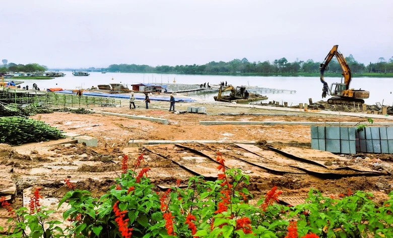 Gấp rút thi công sân khấu nổi trên sông phục vụ khai mạc Năm Du lịch quốc gia 2025- Ảnh 3. Gấp rút thi công sân khấu nổi trên sông phục vụ khai mạc Năm Du lịch quốc gia 2025- Ảnh 3.