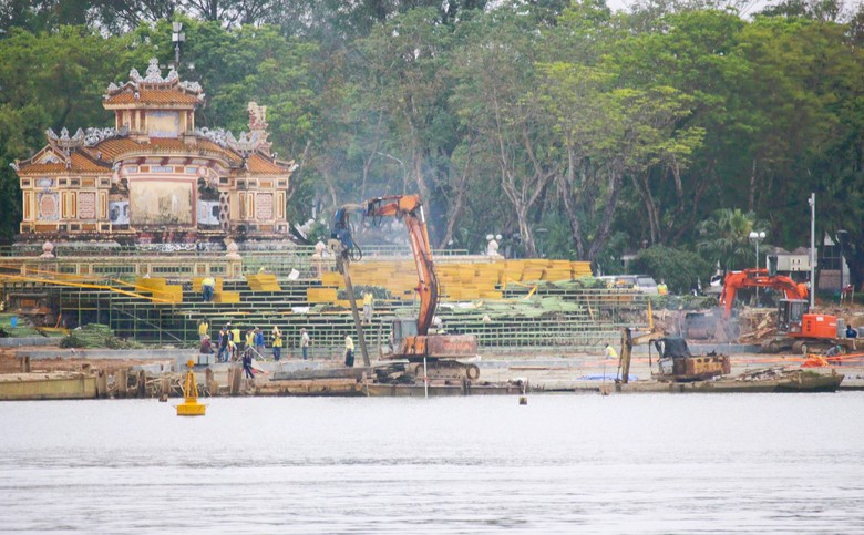 Gấp rút thi công sân khấu nổi trên sông phục vụ khai mạc Năm Du lịch quốc gia 2025- Ảnh 4. Gấp rút thi công sân khấu nổi trên sông phục vụ khai mạc Năm Du lịch quốc gia 2025- Ảnh 4.