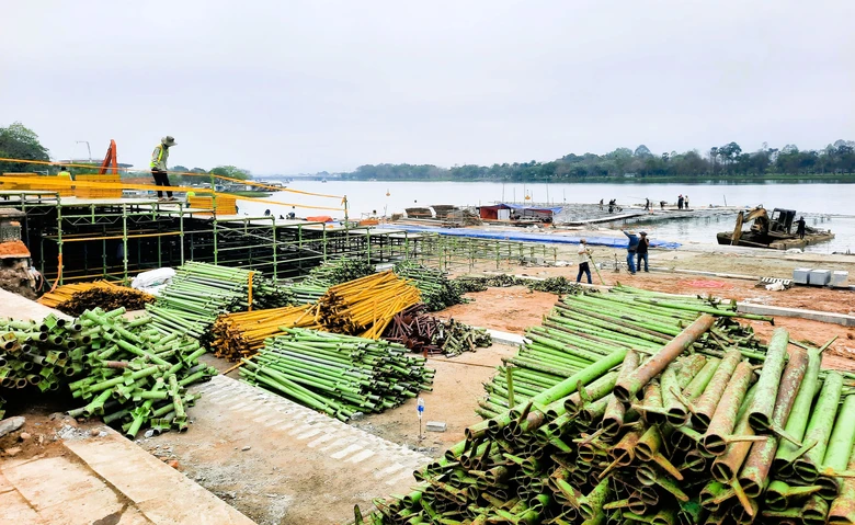 Gấp rút thi công sân khấu nổi trên sông phục vụ khai mạc Năm Du lịch quốc gia 2025- Ảnh 5. Gấp rút thi công sân khấu nổi trên sông phục vụ khai mạc Năm Du lịch quốc gia 2025- Ảnh 5.