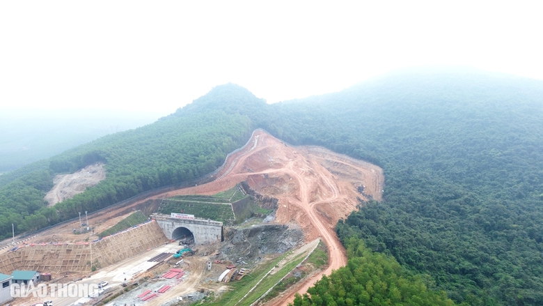 Hình hài hầm xuyên núi hơn 1.000 tỷ đồng qua Hà Tĩnh- Ảnh 1. Hình hài hầm xuyên núi hơn 1.000 tỷ đồng qua Hà Tĩnh- Ảnh 1.