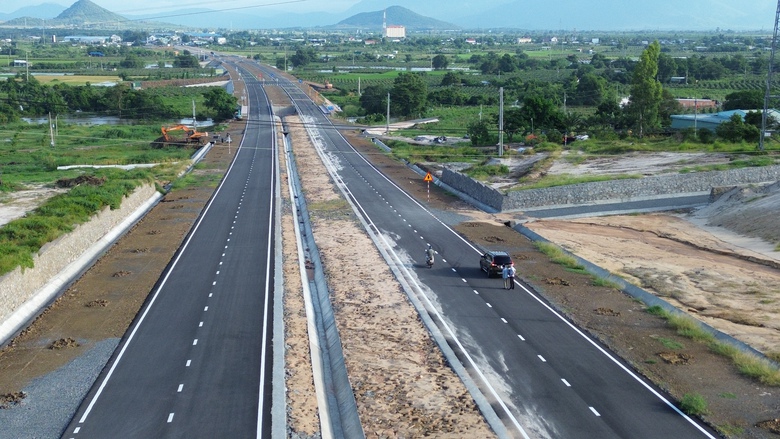 Gấp rút thi công nút giao QL1 qua Bình Thuận kết nối khu công nghiệp Tân Đức- Ảnh 2. Gấp rút thi công nút giao QL1 qua Bình Thuận kết nối khu công nghiệp Tân Đức- Ảnh 2.