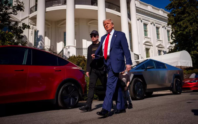 &Ocirc;ng Trump chốt đơn mua 2 xe Tesla ngay tại Nh&agrave; Trắng