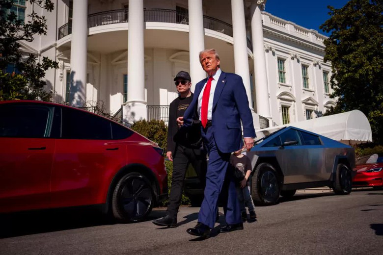Ông Trump chốt đơn mua 2 xe Tesla ngay tại Nhà Trắng- Ảnh 1. Ông Trump chốt đơn mua 2 xe Tesla ngay tại Nhà Trắng- Ảnh 1.