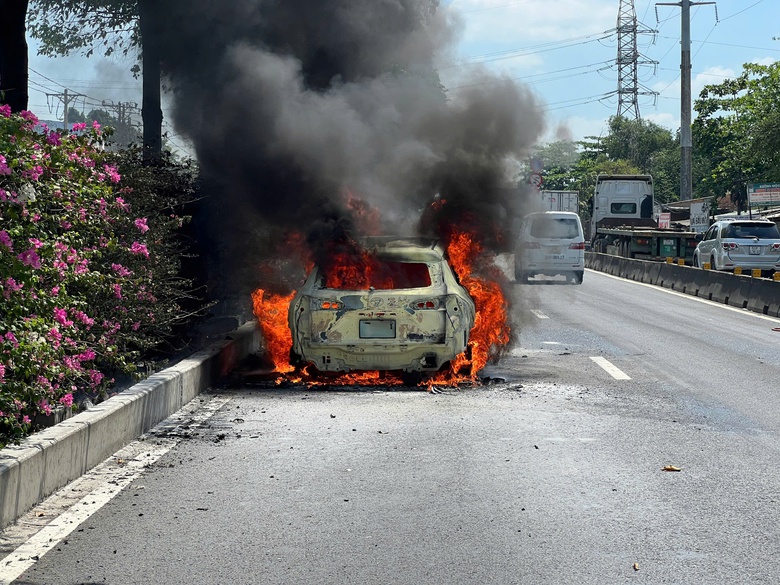 Ô tô 7 chỗ đang di chuyển bất ngờ bốc cháy trơ khung- Ảnh 1. Ô tô 7 chỗ đang di chuyển bất ngờ bốc cháy trơ khung- Ảnh 1.
