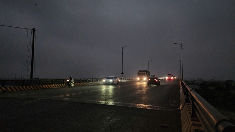 Bắc Ninh: Nguy cơ mất an to&agrave;n tr&ecirc;n cầu B&igrave;nh Than do hệ thống chiếu s&aacute;ng t&ecirc; liệt- Ảnh 1.