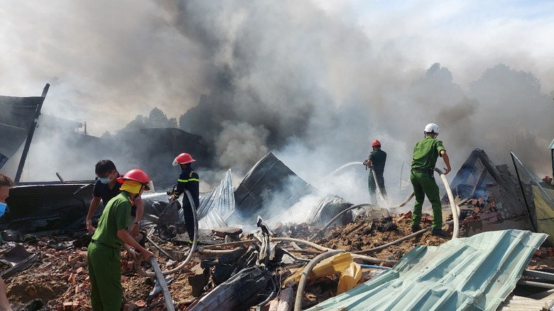 120 người tham gia chữa ch&aacute;y kho nhựa 2.000m2 ở Đồng Th&aacute;p- Ảnh 2.