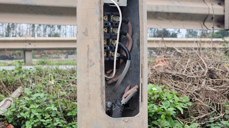 Bắc Ninh: Nguy cơ mất an to&agrave;n tr&ecirc;n cầu B&igrave;nh Than do hệ thống chiếu s&aacute;ng t&ecirc; liệt- Ảnh 16.