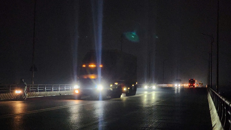 Bắc Ninh: Nguy cơ mất an to&agrave;n tr&ecirc;n cầu B&igrave;nh Than do hệ thống chiếu s&aacute;ng t&ecirc; liệt- Ảnh 2.