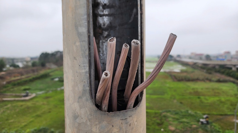 Bắc Ninh: Nguy cơ mất an to&agrave;n tr&ecirc;n cầu B&igrave;nh Than do hệ thống chiếu s&aacute;ng t&ecirc; liệt- Ảnh 32.