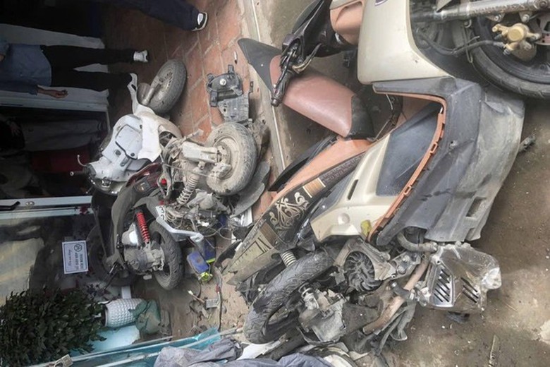 Khoảnh khắc xế hộp lao l&ecirc;n vỉa h&egrave;, t&ocirc;ng nhiều xe m&aacute;y ở Nghệ An- Ảnh 2.