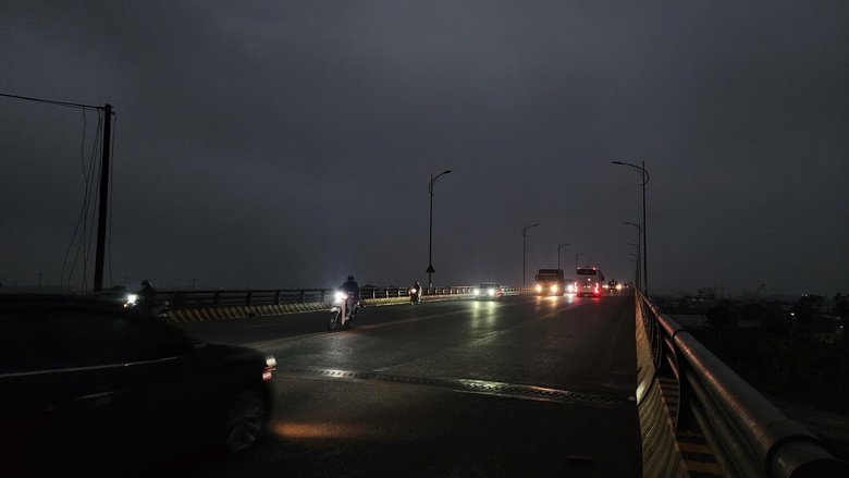 Bắc Ninh: Nguy cơ mất an to&agrave;n tr&ecirc;n cầu B&igrave;nh Than do hệ thống chiếu s&aacute;ng t&ecirc; liệt- Ảnh 7.