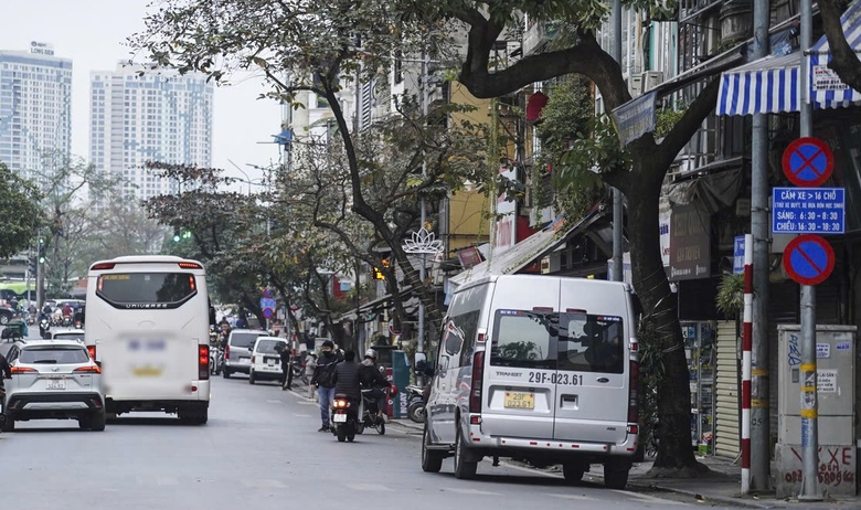 Chủ tịch H&agrave; Nội y&ecirc;u cầu kiểm tra xe tr&ecirc;n 16 chỗ ra v&agrave;o phố cổ giờ cấm- Ảnh 1.