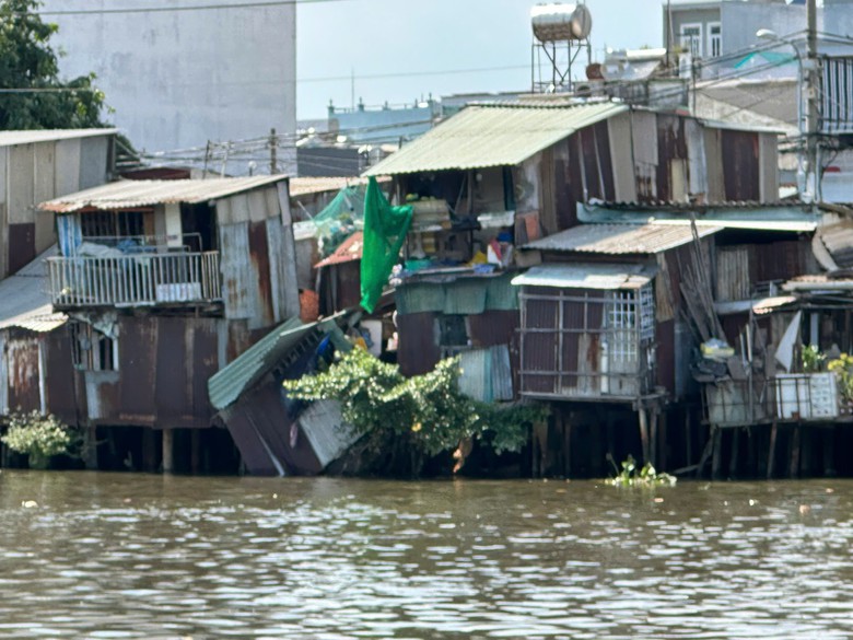 Sập hai nhà ven kênh Đôi ở TP.HCM- Ảnh 1. Sập hai nhà ven kênh Đôi ở TP.HCM- Ảnh 1.