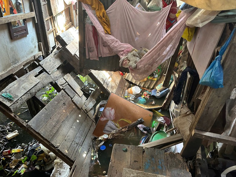 Sập hai nhà ven kênh Đôi ở TP.HCM- Ảnh 2. Sập hai nhà ven kênh Đôi ở TP.HCM- Ảnh 2.