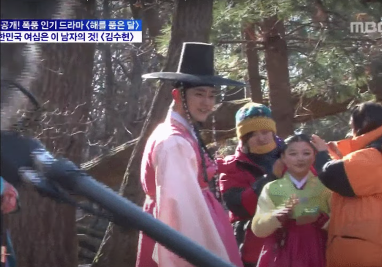 YouTuber úp mở hình ảnh Kim Soo Hyun không mặc áo, rửa bát trong nhà bạn gái?- Ảnh 5. YouTuber úp mở hình ảnh Kim Soo Hyun không mặc áo, rửa bát trong nhà bạn gái?- Ảnh 5.