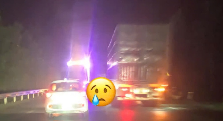 Nhặt đồ rơi giữa đường, người đàn ông bị xe đầu kéo cán tử vong- Ảnh 1. Nhặt đồ rơi giữa đường, người đàn ông bị xe đầu kéo cán tử vong- Ảnh 1.