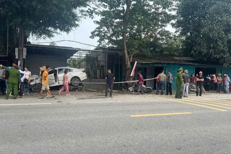 Khoảnh khắc xế hộp lao l&ecirc;n vỉa h&egrave;, t&ocirc;ng nhiều xe m&aacute;y ở Nghệ An- Ảnh 1.
