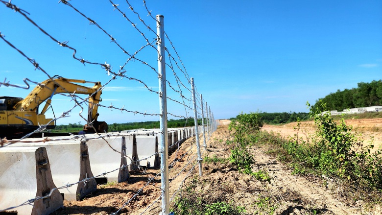 Tăng cường thi c&ocirc;ng r&agrave;o chắn dọc cao tốc Quảng Ng&atilde;i - Ho&agrave;i Nhơn- Ảnh 8.